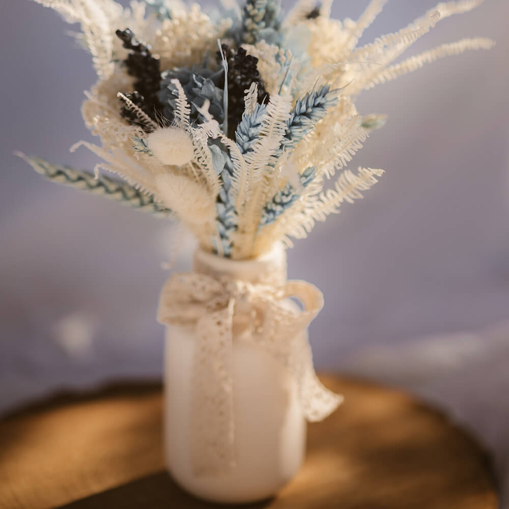 jarro-em-ceramica-com-flores-preservadas-e-pendente-madeira